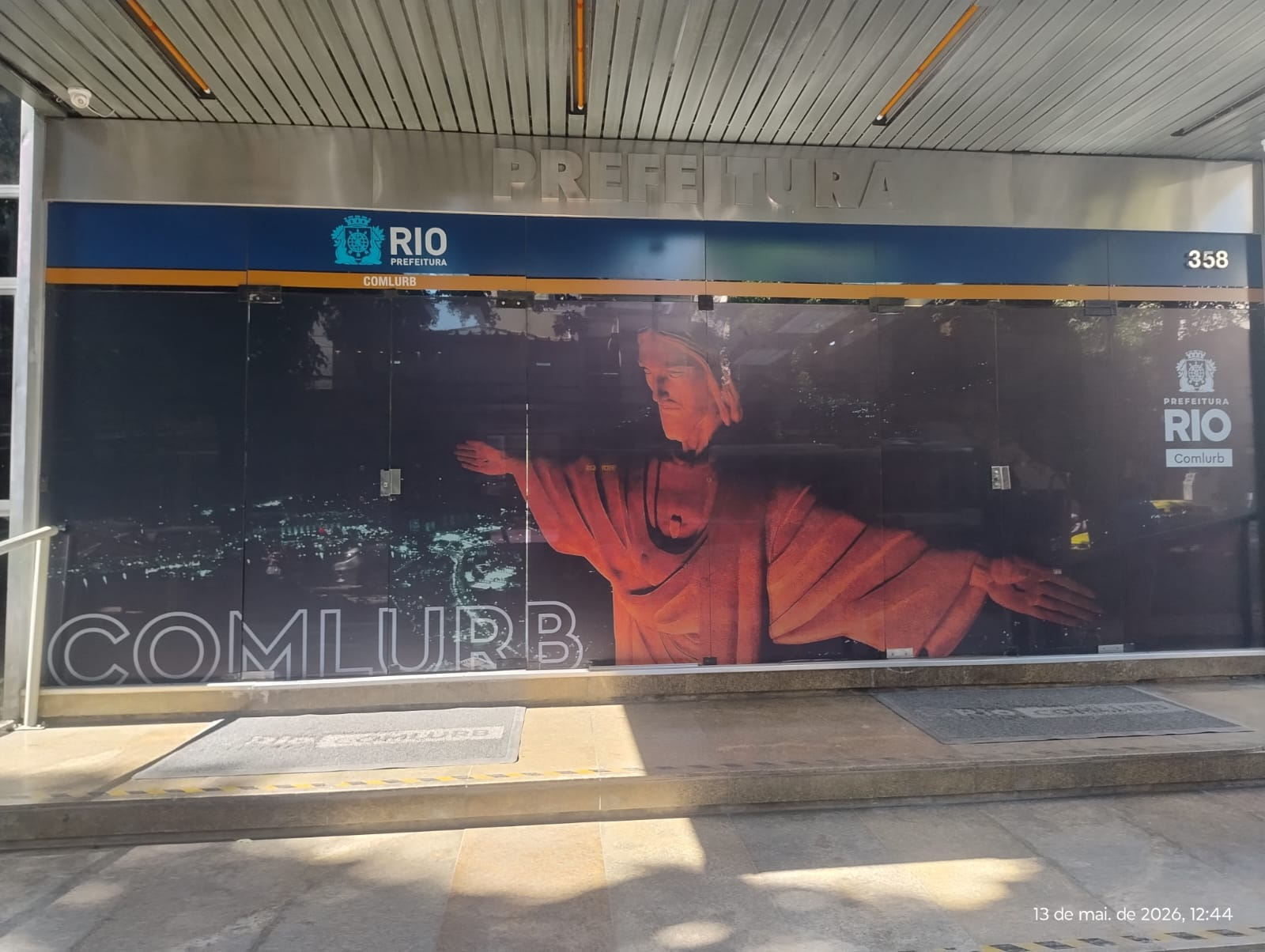 Remoção e Aplicação de Adesivo Microperfurado – Unidade COMLURB Prefeitura do Rio