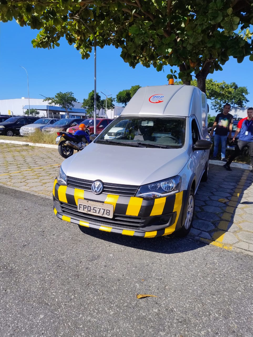 Personalização de Veículo Institucional no Aeroporto do Galeão – Faixas Refletivas Profissionais