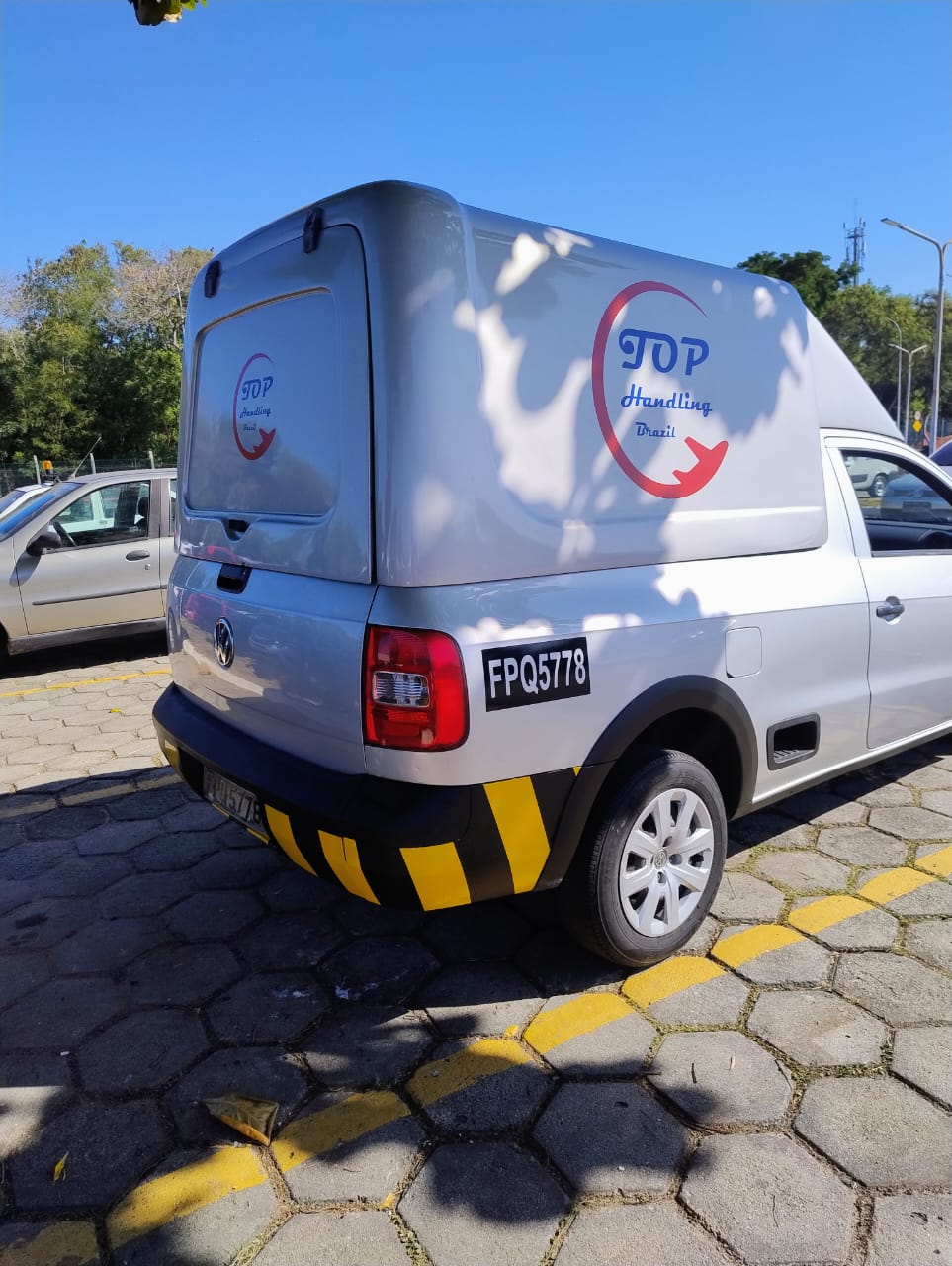 Personalização de Veículo Institucional no Aeroporto do Galeão – Faixas Refletivas Profissionais