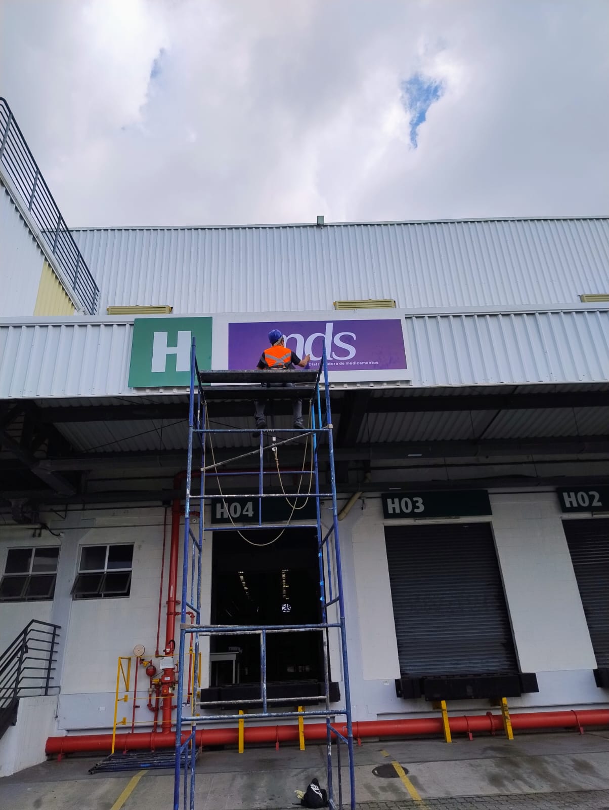 Instalação de fachada em altura com total segurança