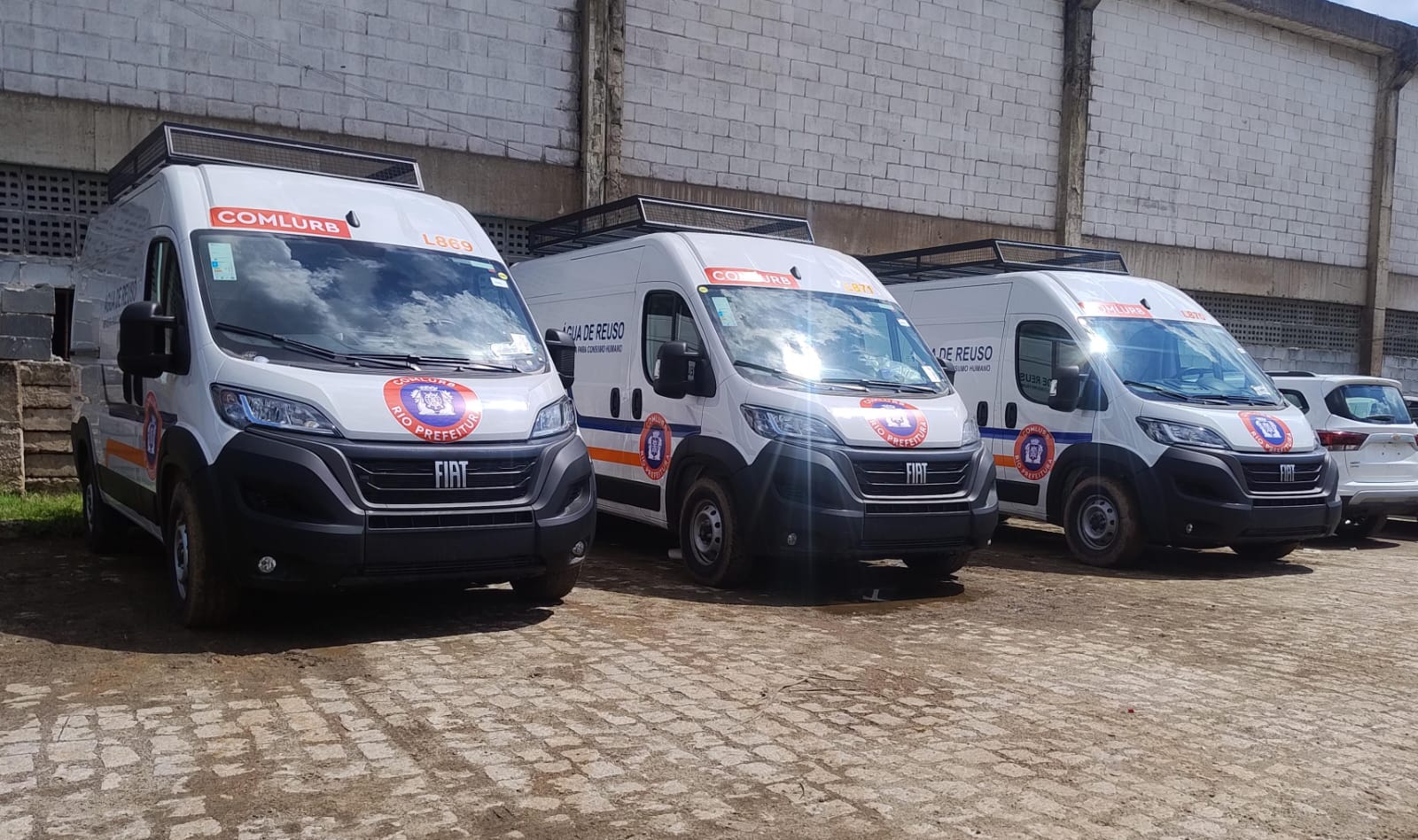 Adesivação das Vans da COMLURB: Parceria de Sucesso